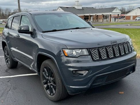 Used 2018 Jeep Grand Cherokee Altitude image 2
