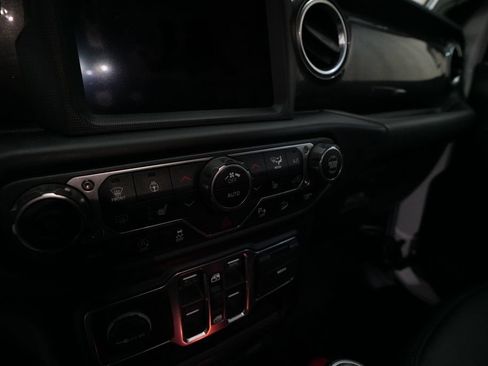 Used 2019 Jeep Wrangler Unlimited Sahara AWD/4WD image 20