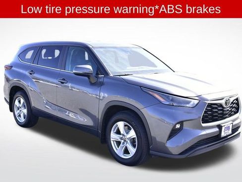 Used 2024 Toyota Highlander LE image 6