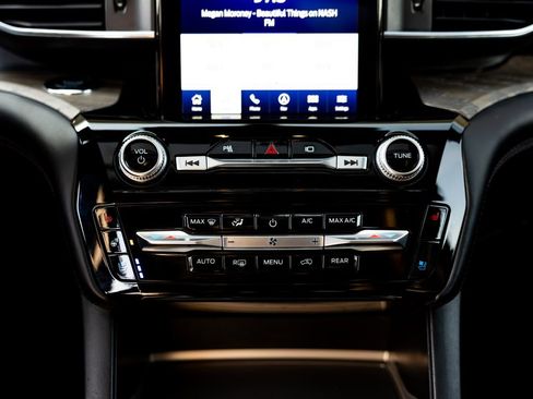 Used 2022 Ford Explorer Platinum w/ Equipment Group 601A AWD/4WD image 21