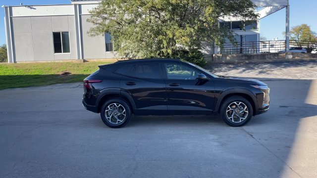 Used 2025 Chevrolet Trax LT FWD image 9