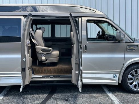 Used 2015 Chevrolet Express 2500 Extended Van 3D image 4