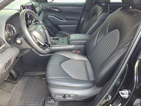 Used 2024 Toyota Highlander XSE FWD image 10