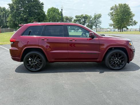 Used 2018 Jeep Grand Cherokee Altitude AWD/4WD image 4