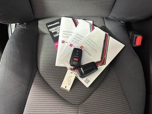 Used 2024 Toyota Highlander LE image 27