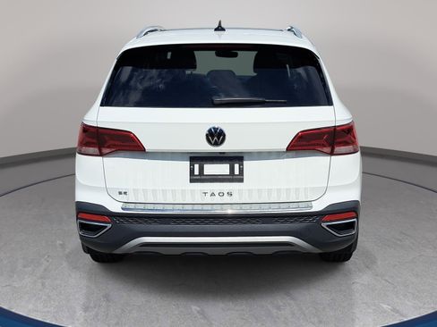 Used 2023 Volkswagen Taos SE w/ Panoramic Sunroof Package FWD image 6
