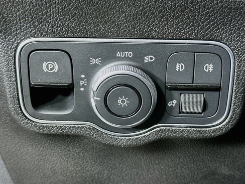 Used 2024 Mercedes-Benz GLB 250 w/ Exclusive Package image 17