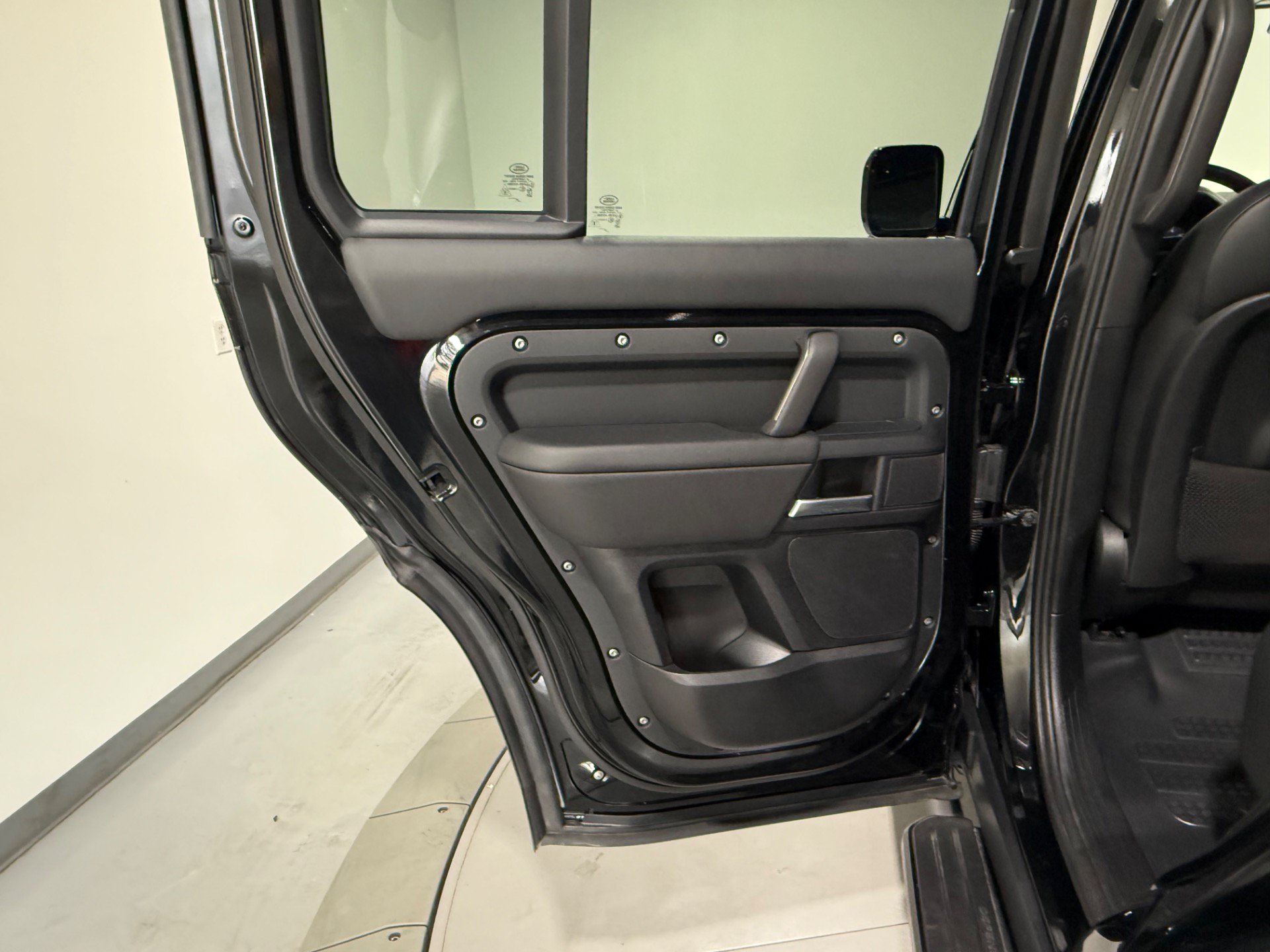 Used 2025 Land Rover Defender 110 X-Dynamic SE AWD/4WD image 63