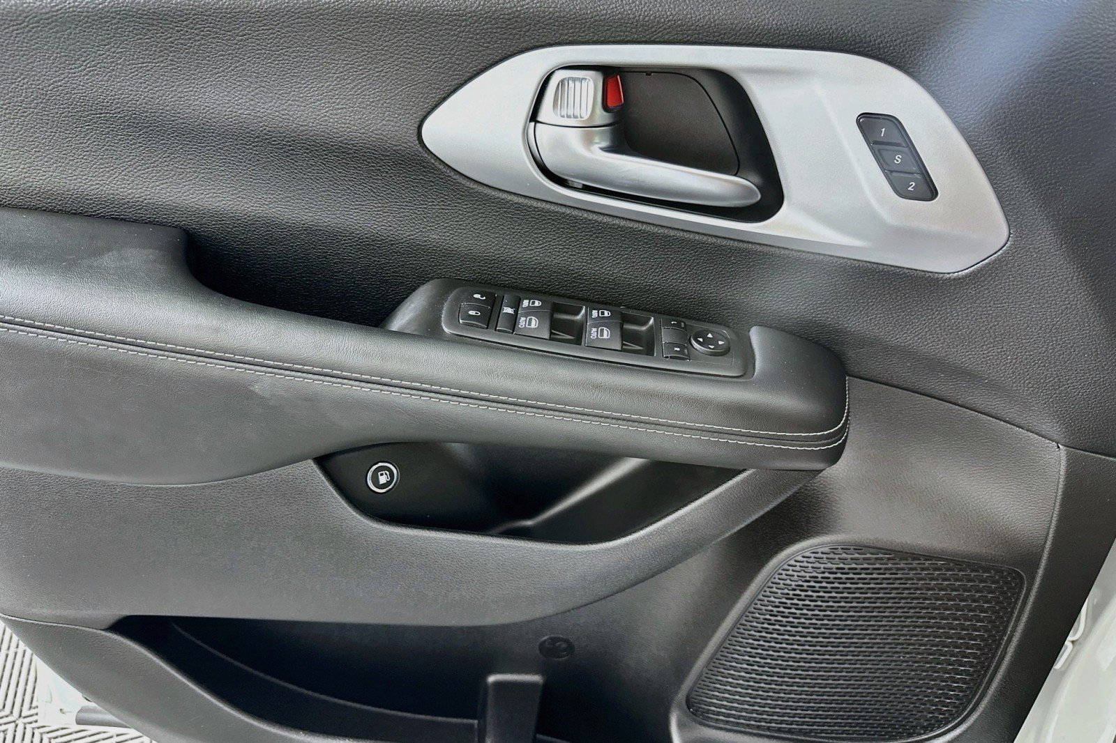 Used 2021 Chrysler Pacifica Touring-L w/ Uconnect Theater Family Group FWD image 22