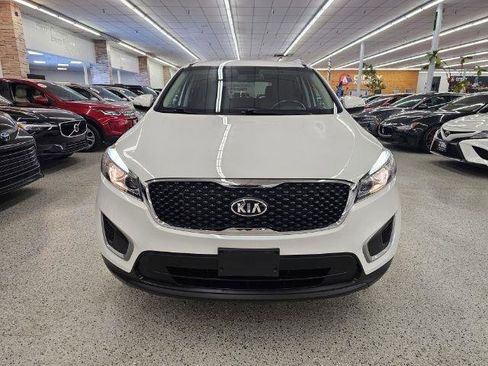 Used 2017 Kia Sorento LX w/ LX Convenience Package image 2