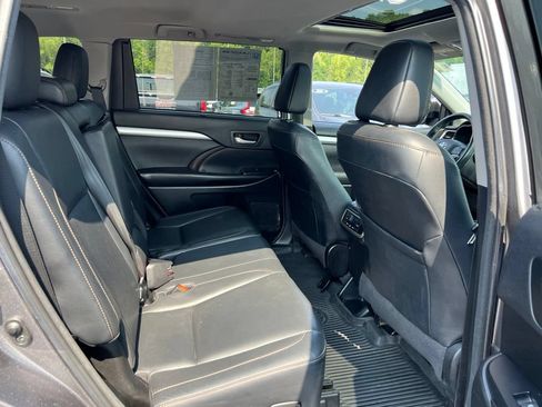 Used 2018 Toyota Highlander XLE AWD/4WD image 26