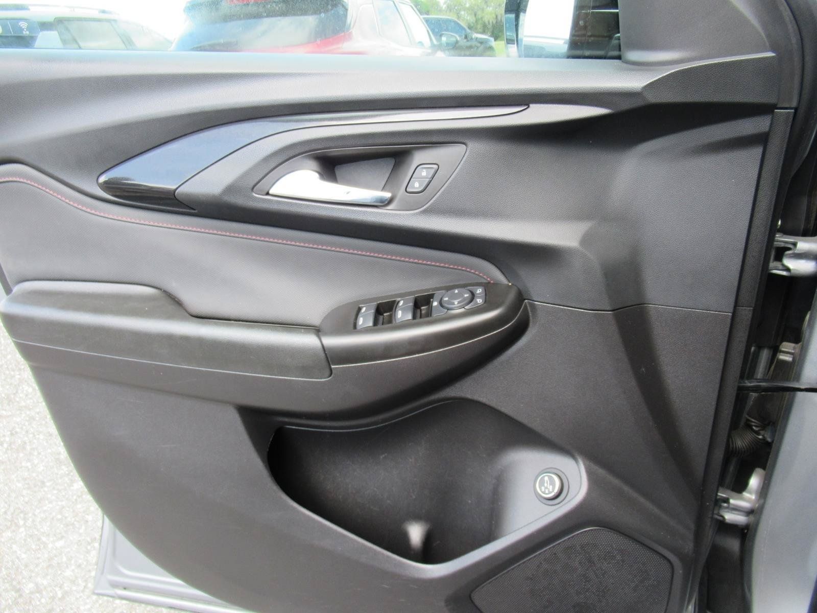 Used 2023 Chevrolet TrailBlazer RS w/ Sun and Liftgate Package AWD/4WD image 17
