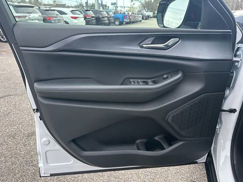 New 2025 Jeep Grand Cherokee Altitude image 11