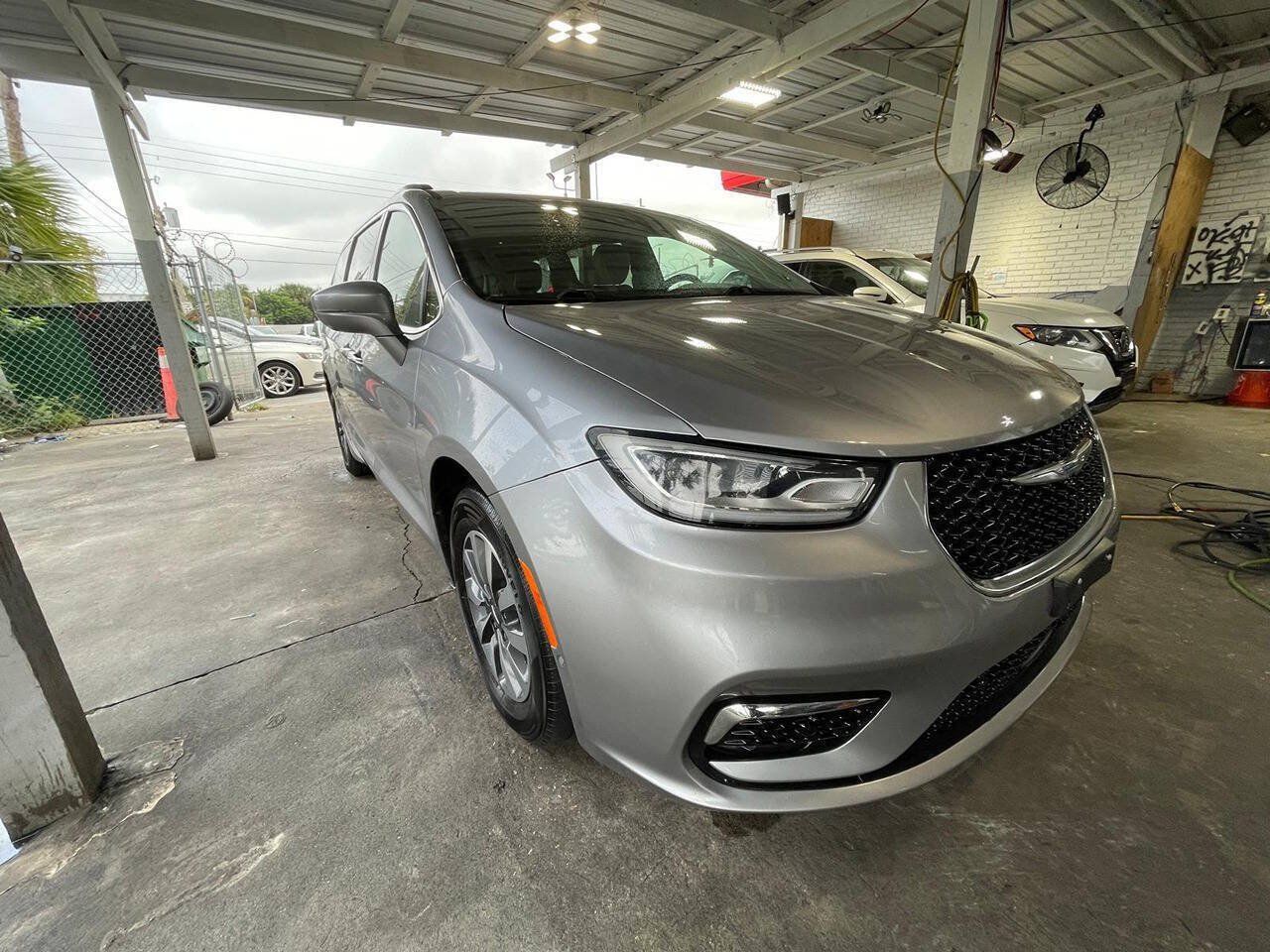 Used 2021 Chrysler Pacifica Touring-L FWD image 2