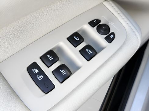 Used 2020 Volvo XC60 T8 Momentum w/ Protection Package Premier image 34