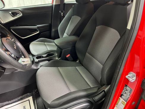 Used 2025 Kia Soul LX w/ LX Technology Package FWD image 18