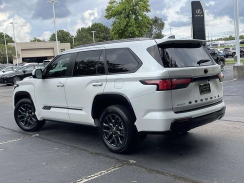 Used 2025 Toyota Sequoia Platinum AWD/4WD image 4
