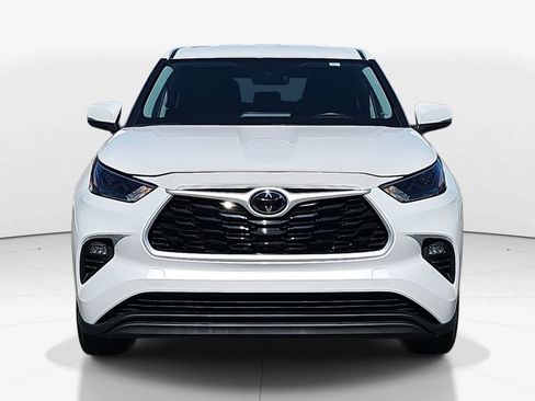 Used 2024 Toyota Highlander LE image 11
