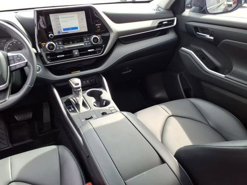 Used 2023 Toyota Highlander XLE image 7