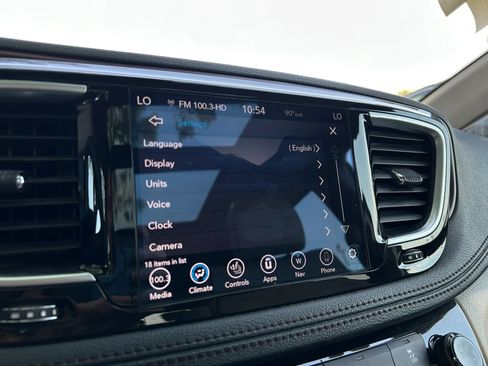 Used 2020 Chrysler Pacifica Limited FWD image 31