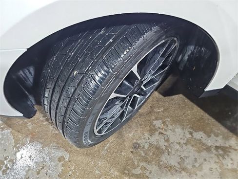 Used 2017 Ford Taurus SHO w/ Driver Assist Package image 33