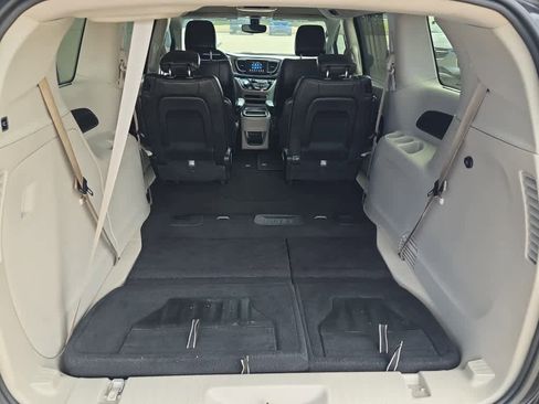 Used 2019 Chrysler Pacifica Touring-L image 20