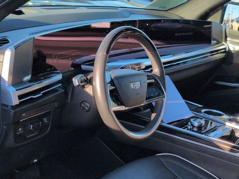 Certified 2025 Cadillac Escalade ESV Premium Luxury image 8