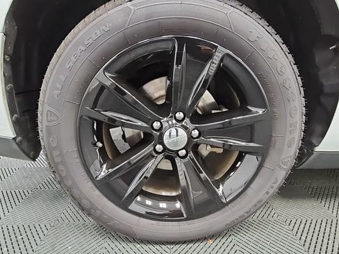 Used 2015 Dodge Challenger SXT image 40