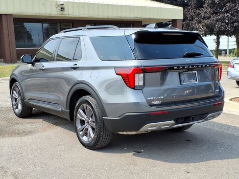 Used 2025 Ford Explorer Active w/ Active Comfort Package AWD/4WD image 3