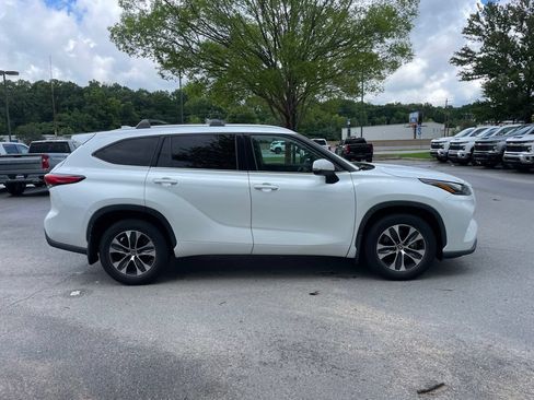 Used 2022 Toyota Highlander XLE AWD/4WD image 9