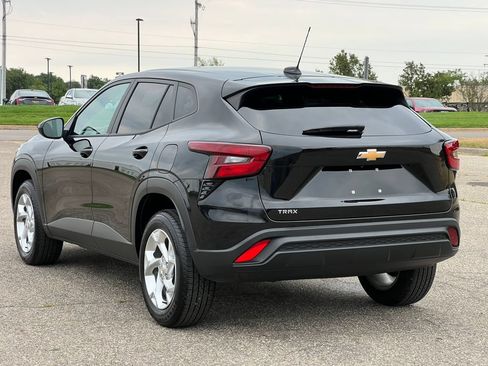Used 2024 Chevrolet Trax LS w/ LS Convenience Package FWD image 8