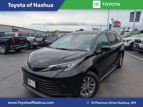 Used 2025 Toyota Sienna LE AWD/4WD image 1