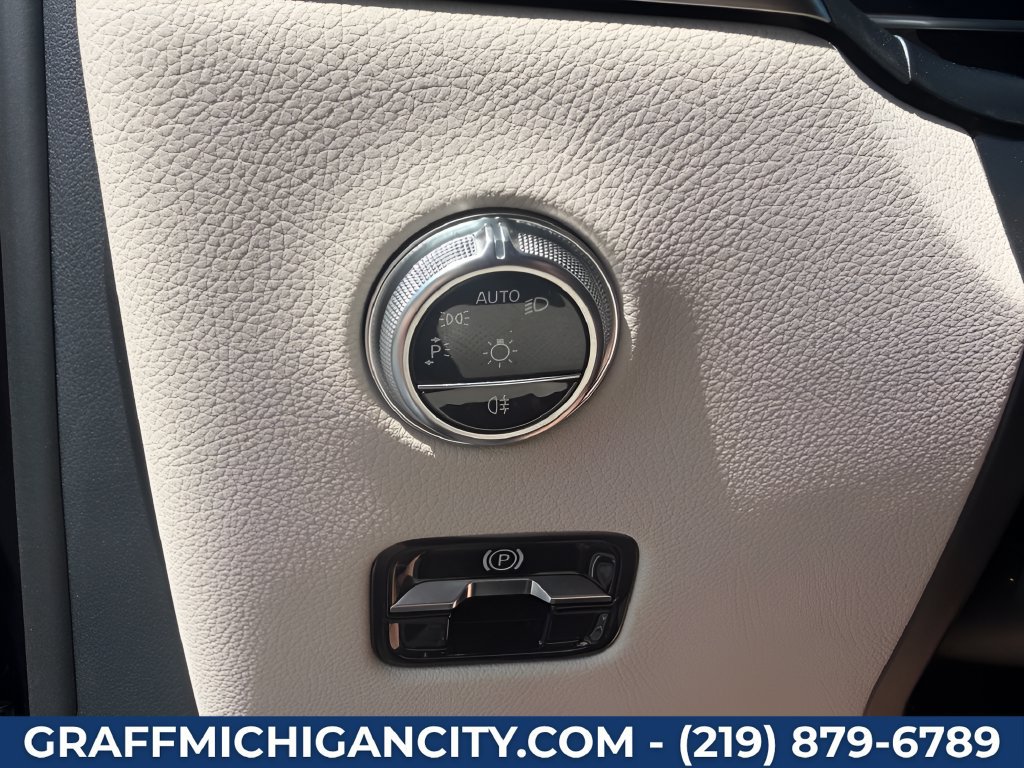 Used 2024 Mercedes-Benz GLC 300 4MATIC image 14
