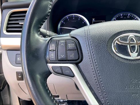 Used 2019 Toyota Highlander XLE image 18