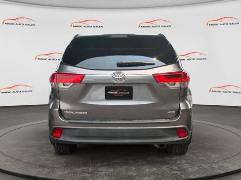 Used 2018 Toyota Highlander LE AWD/4WD image 9