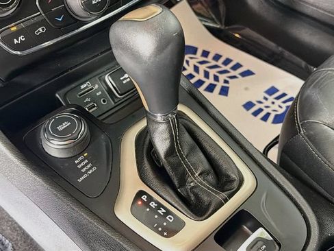 Used 2018 Jeep Cherokee Limited AWD/4WD image 17