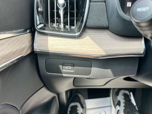 Used 2025 Volvo XC90 B6 Plus AWD/4WD image 32