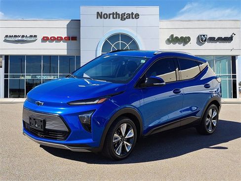 Used 2022 Chevrolet Bolt EUV LT w/ Convenience Package image 2