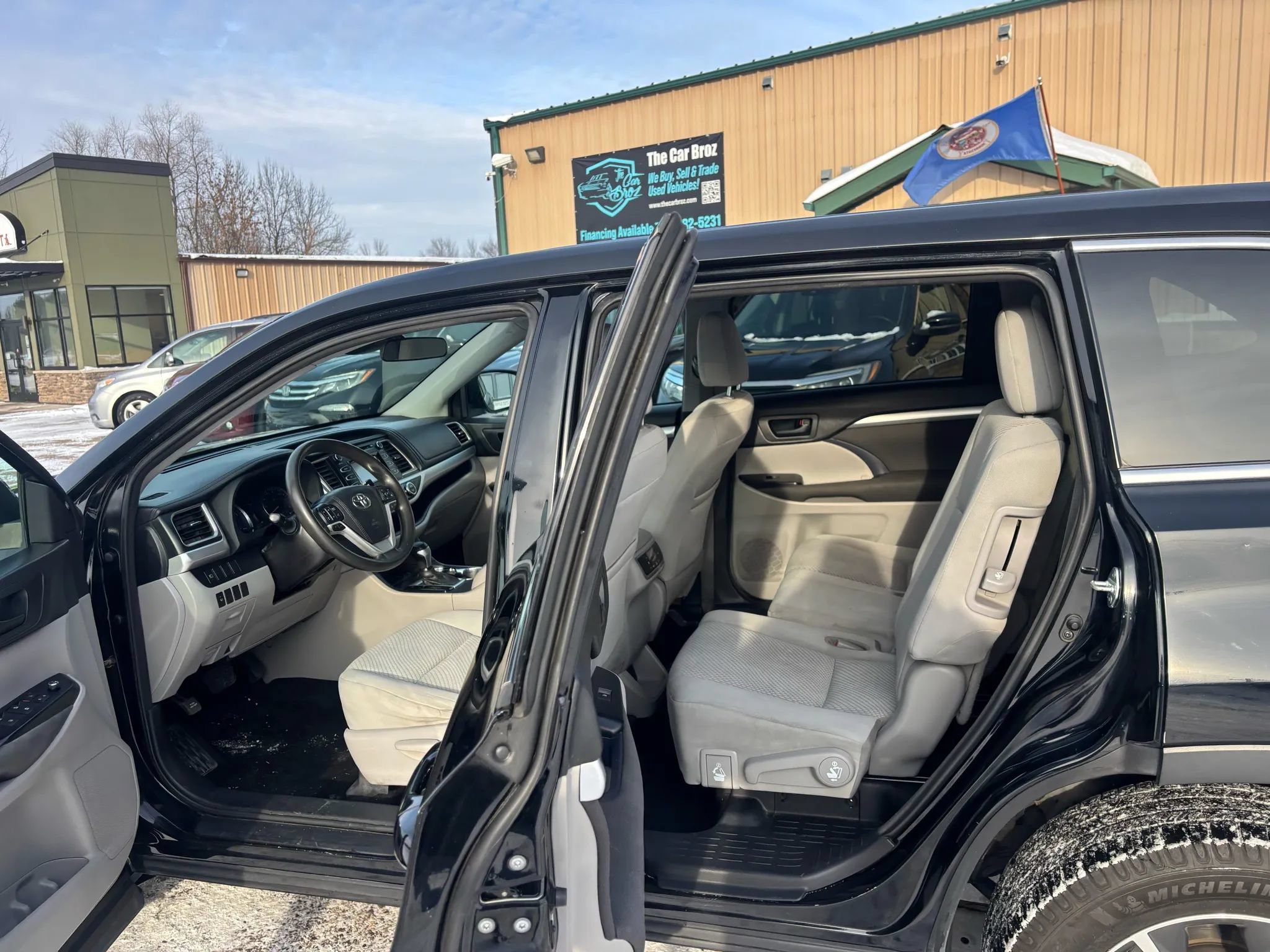 Used 2018 Toyota Highlander LE w/ Carpet Mat Package (TMS) AWD/4WD image 9