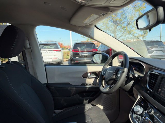Used 2023 Chrysler Voyager LX FWD image 33