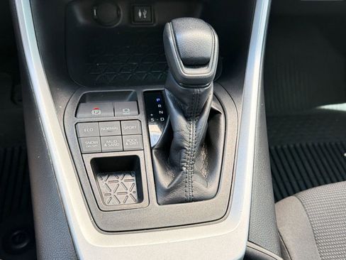 Used 2019 Toyota RAV4 LE AWD/4WD image 18