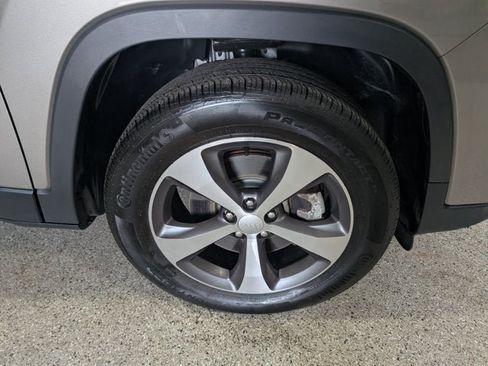Used 2021 Jeep Cherokee Limited AWD/4WD image 12