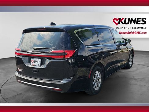 Used 2023 Chrysler Pacifica Touring-L FWD image 10