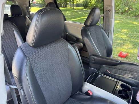 Used 2011 Toyota Sienna SE w/ Preferred Pkg FWD image 31