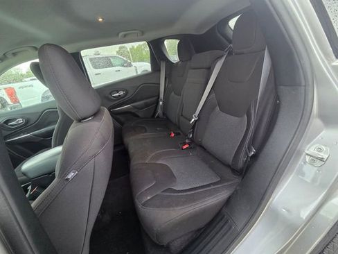 Used 2019 Jeep Cherokee Latitude w/ Cold Weather Group AWD/4WD image 18