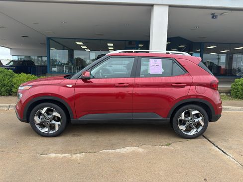 Used 2025 Hyundai Venue SEL FWD image 4