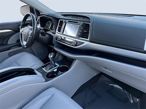 Used 2017 Toyota Highlander XLE image 12