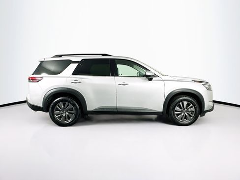 Used 2024 Nissan Pathfinder SV image 10