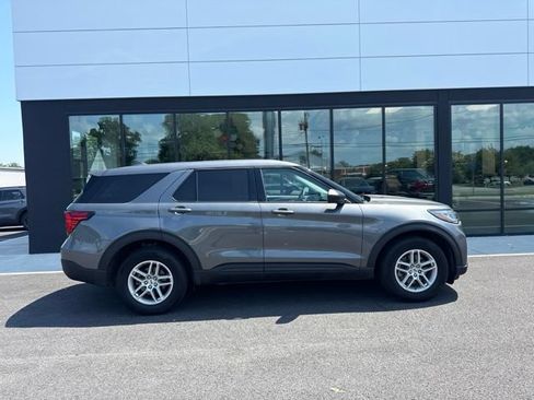 Used 2026 Ford Explorer Active AWD/4WD image 2