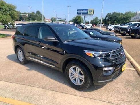 Used 2024 Ford Explorer XLT w/ Equipment Group 202A RWD image 3